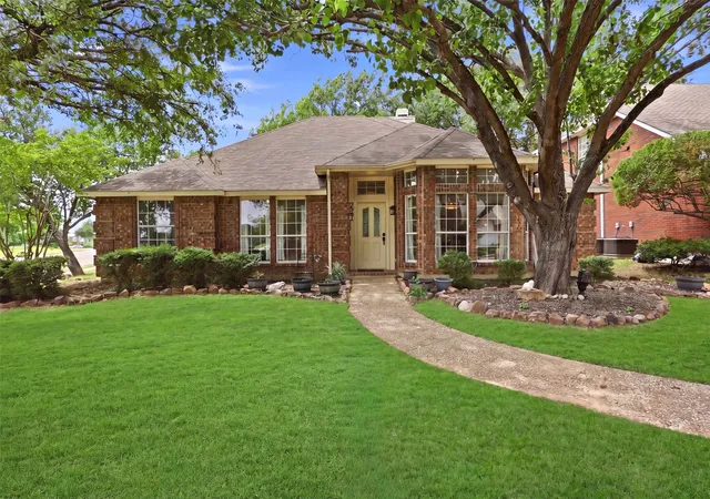 Homes for sale in Carrollton, TX | 2801 Buena Vista Ct, Carrollton, TX 75007 | MLS# 21249313