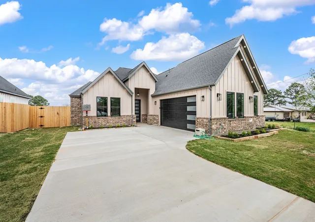 Photo 1 of Single family home for sale at 806 N E Ave, Springtown, TX 76082 | MLS# 21246780 | Listing updated on 2026-08-31