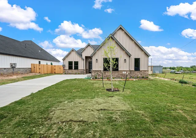 Photo 2 of Single family home for sale at 806 N E Ave, Springtown, TX 76082 | MLS# 21246780 | Listing updated on 2026-08-31