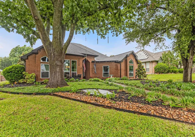 Photo 1 of Single family home for sale at 2954 Oak Dr, Rockwall, TX 75032 | MLS# 21232077 | Listing updated on 2026-07-11