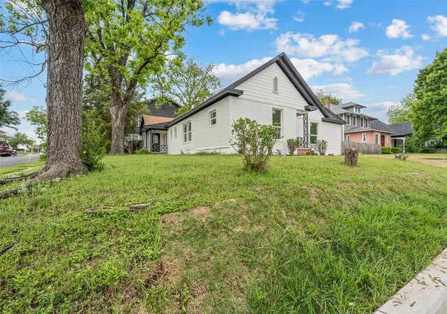 Photo 2 of Single family home for sale at 900 N 22nd St, Waco, TX 76707 | MLS# 21248977 | Listing updated on 2026-08-29