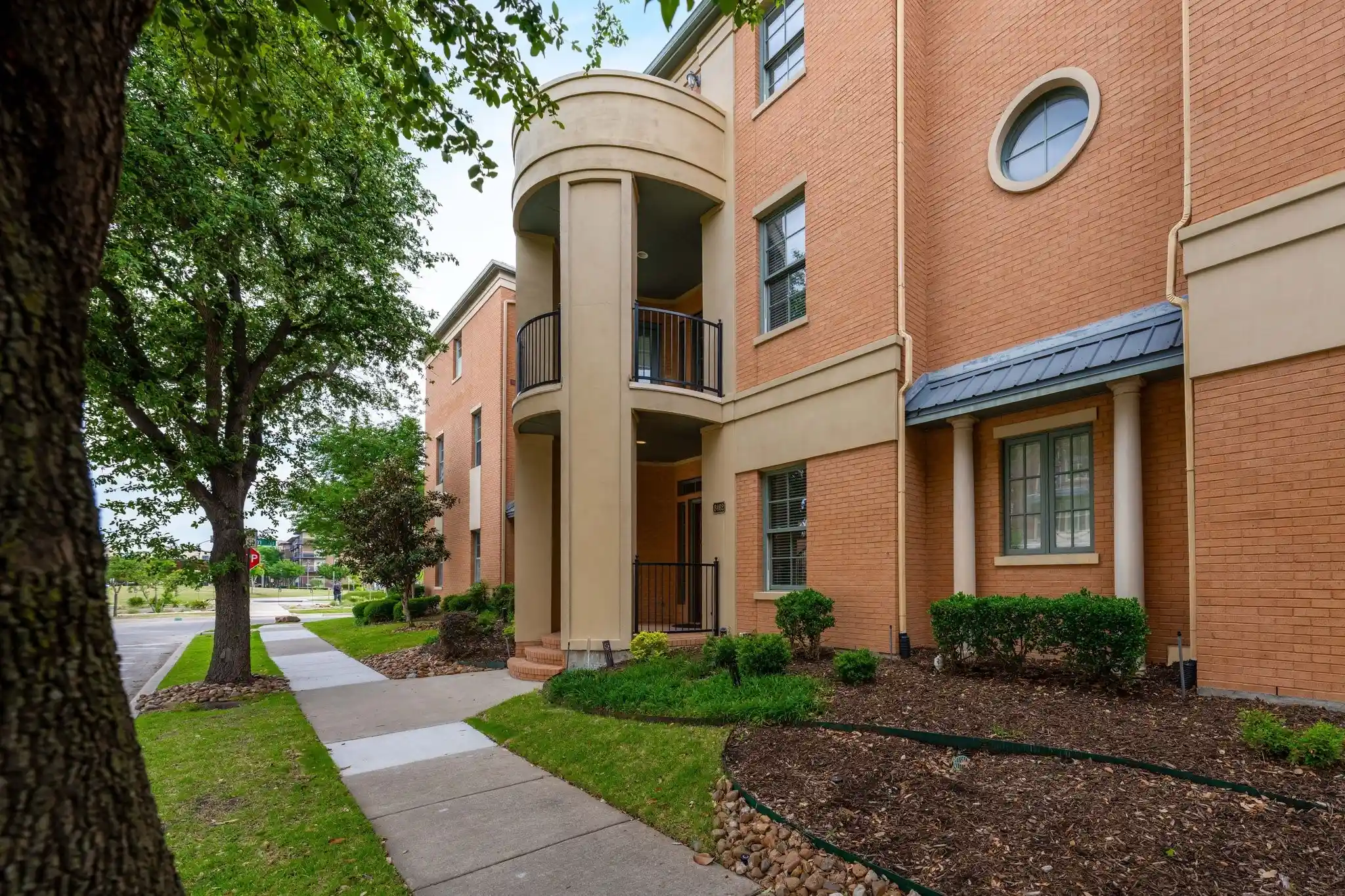 Townhouse for sale at 8462 Library St, Frisco, TX 75034 | MLS# 21249395