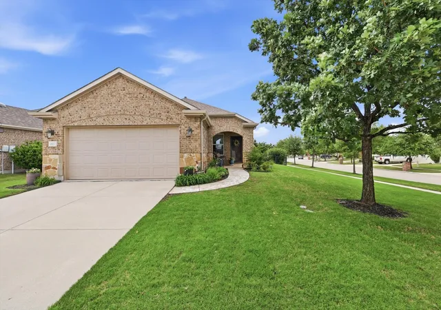 Homes for sale in Frisco, TX | 2112 Beachfront Dr, Frisco, TX 75036 | MLS# 21237055