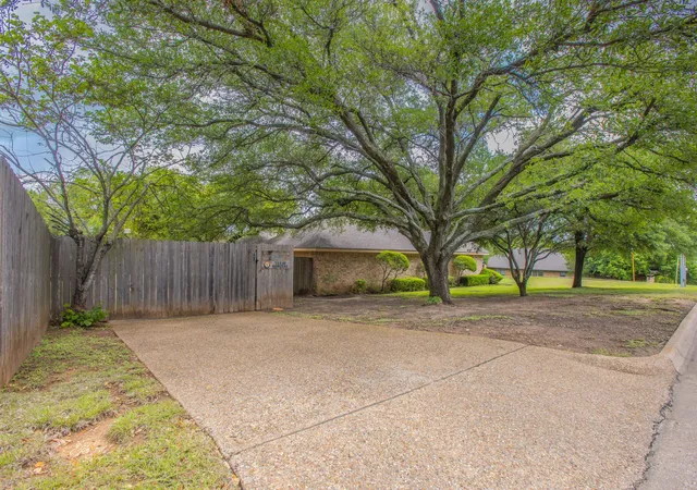 Homes for sale in Woodway, TX | 9900 Oak Ridge Cir, Woodway, TX 76712 | MLS# 21248259
