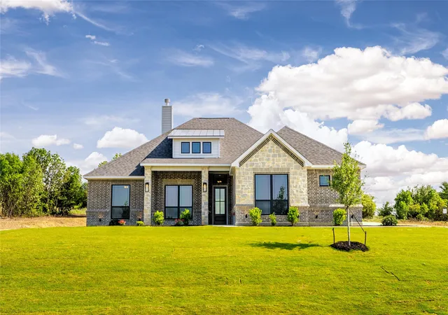 Photo 1 of Single family home for sale at 104 Oak Meadow Ln, Weatherford, TX 76085 | MLS# 21249442 | Listing updated on 2026-08-30