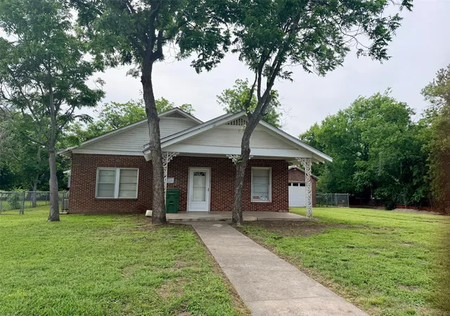 Photo 1 of Single family home for sale at 1215 Nw 1st Ave, Mineral Wells, TX 76067 | MLS# 21249605 | Listing updated on 2026-08-18