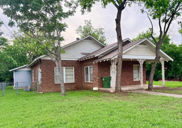 Photo 2 of Single family home for sale at 1215 Nw 1st Ave, Mineral Wells, TX 76067 | MLS# 21249605 | Listing updated on 2026-08-18