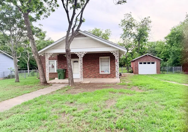 Photo 3 of Single family home for sale at 1215 Nw 1st Ave, Mineral Wells, TX 76067 | MLS# 21249605 | Listing updated on 2026-08-18