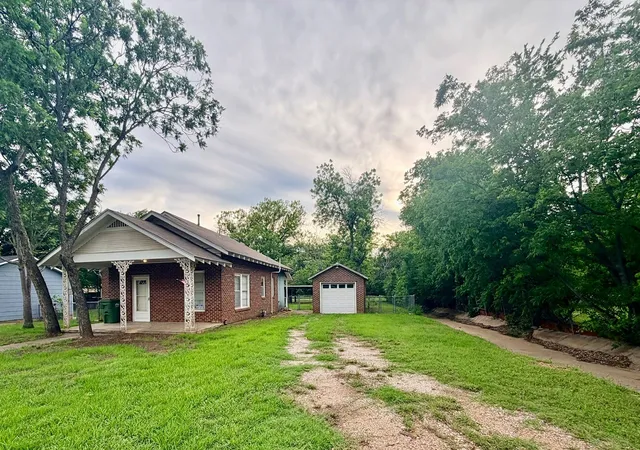 Homes for sale in Mineral Wells, TX | 1215 Nw 1St Ave, Mineral Wells, TX 76067 | MLS# 21249605