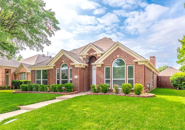 2nd image of 207 Meredith Ct, Irving, TX 75063 | MLS# 21249345