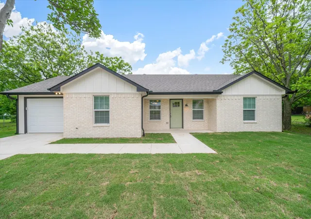 Homes for sale in Wills Point, TX | 1015 W Park Dr, Wills Point, TX 75169 | MLS# 21240614