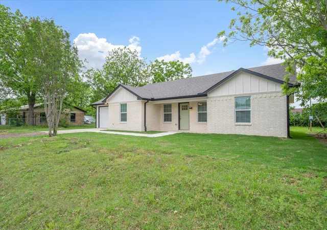 Homes for sale in Wills Point, TX | 1015 W Park Dr, Wills Point, TX 75169 | MLS# 21240614