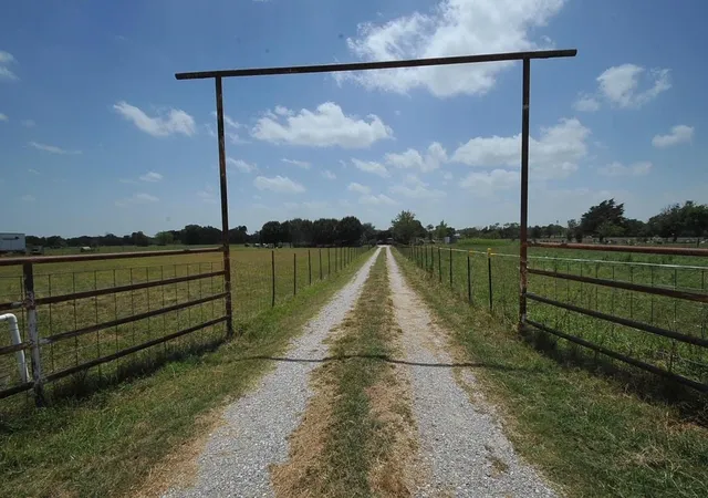 Photo 3 of Single family home for sale at 806 N Fm 1752, Savoy, TX 75479 | MLS# 21247588 | Listing updated on 2026-08-19