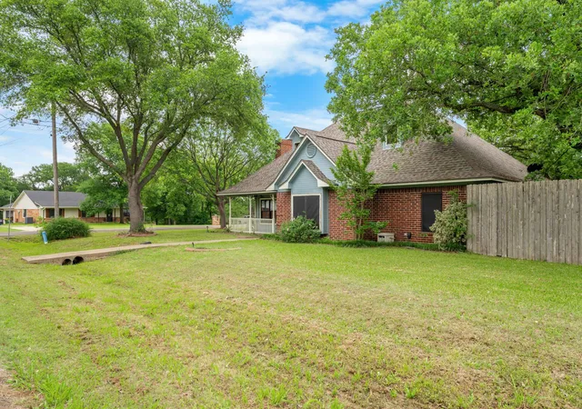 Photo 2 of Single family home for sale at 592 Ouida Dr, Waco, TX 76705 | MLS# 21244945 | Listing updated on 2026-09-21