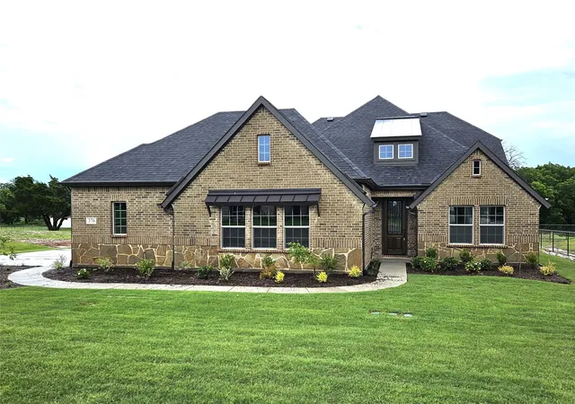 Photo 1 of Sale Pending at 376 Willie's Ct, Whitesboro, TX 76273 | MLS# 21249020 | Listing updated on 2026-08-21