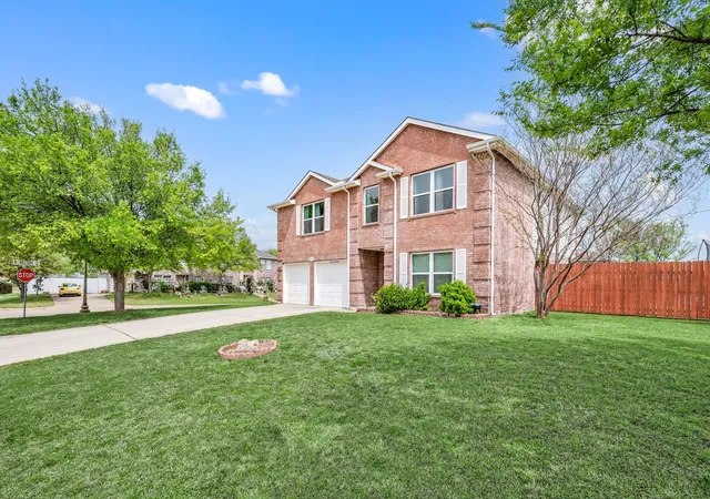 Photo 3 of Sale Pending at 1040 Canyon Dr, Justin, TX 76247 | MLS# 21249993 | Listing updated on 2026-07-20