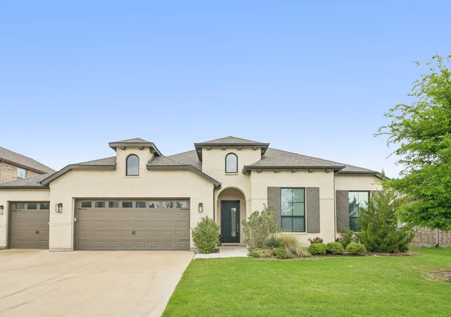 Photo 3 of Single family home for sale at 449 Country Meadows Blvd, Waxahachie, TX 75165 | MLS# 21248017 | Listing updated on 2026-10-04