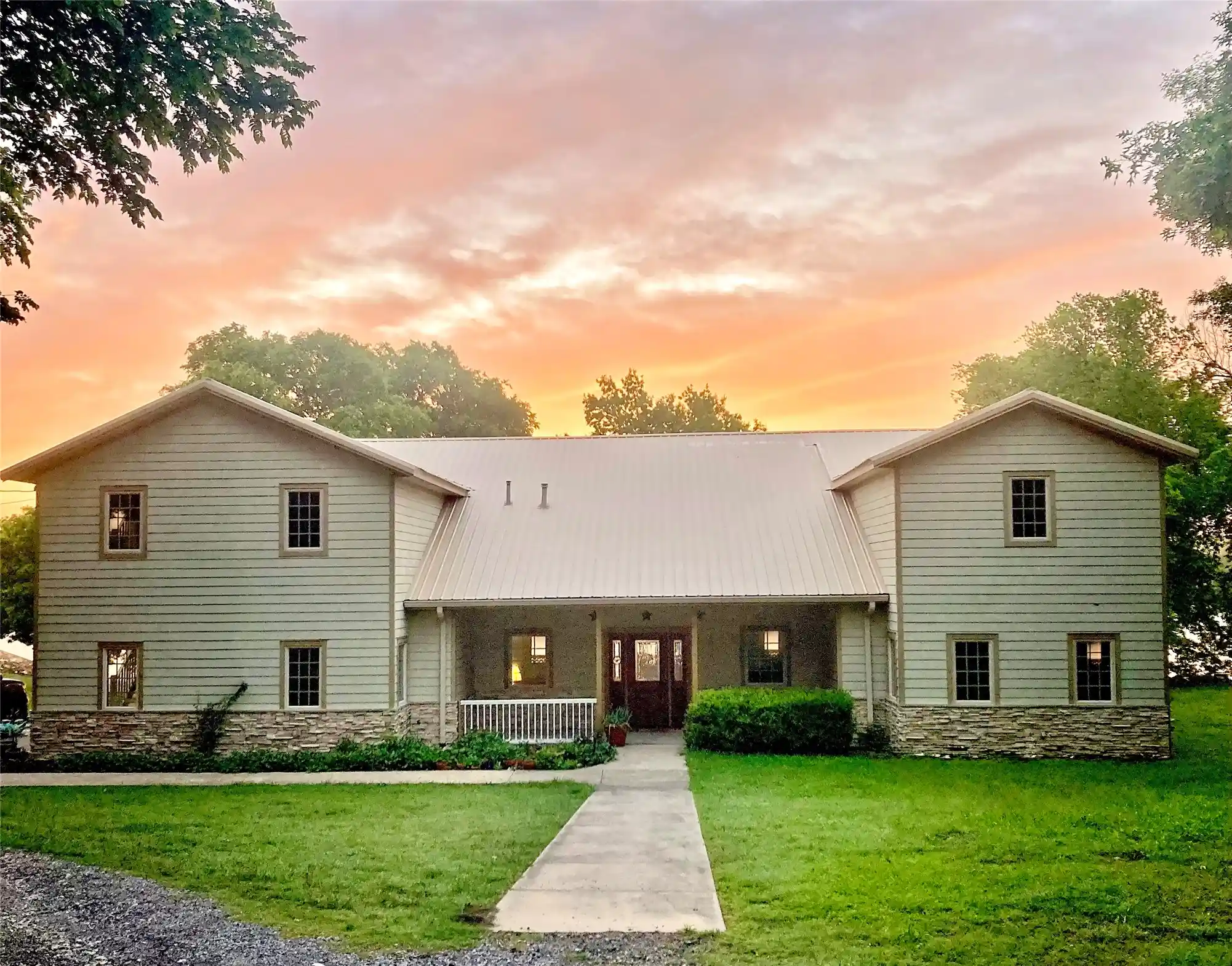 Photo 1 of Mansion for sale at 94 Arend Dr, Gainesville, TX 76240 | MLS# 21227308 | Listing updated on 2026-10-18