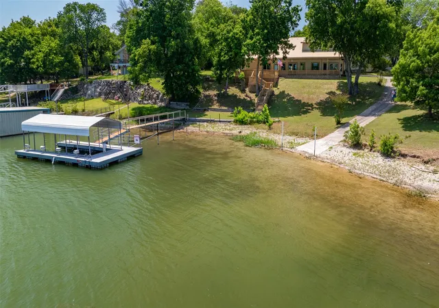 Photo 3 of Mansion for sale at 94 Arend Dr, Gainesville, TX 76240 | MLS# 21227308 | Listing updated on 2026-10-05