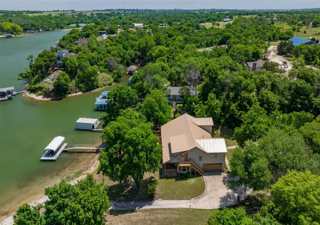 Photo 2 of Mansion for sale at 94 Arend Dr, Gainesville, TX 76240 | MLS# 21227308 | Listing updated on 2026-10-05