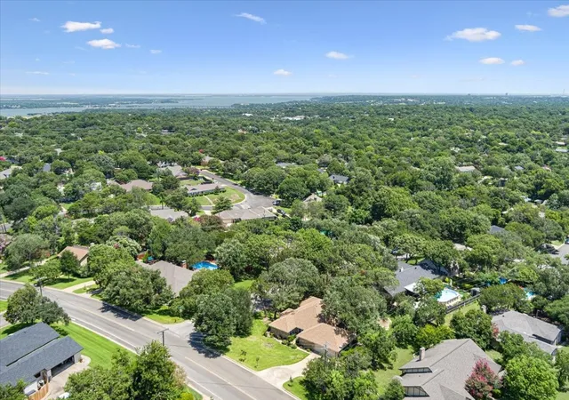 Photo 2 of Sale Pending at 9920 Sandalwood Dr, Woodway, TX 76712 | MLS# 21249810 | Listing updated on 2026-08-03