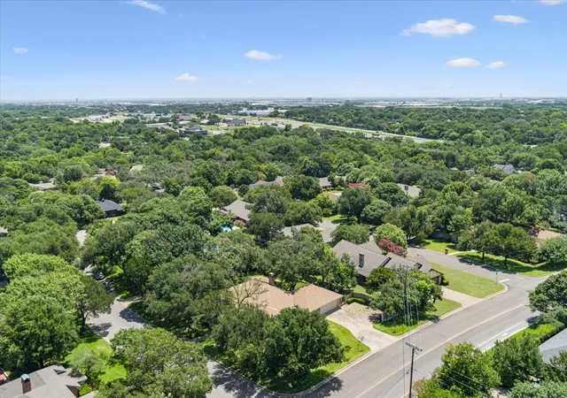 Photo 3 of Sale Pending at 9920 Sandalwood Dr, Woodway, TX 76712 | MLS# 21249810 | Listing updated on 2026-08-03