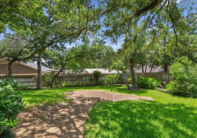 Homes for sale in Woodway, TX | 9920 Sandalwood Dr, Woodway, TX 76712 | MLS# 21249810