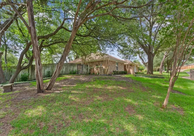 Photo 3 of Sale Pending at 9920 Sandalwood Dr, Woodway, TX 76712 | MLS# 21249810 | Listing updated on 2026-08-03
