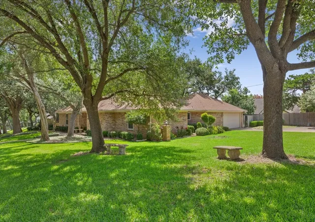 Photo 4 of Sale Pending at 9920 Sandalwood Dr, Woodway, TX 76712 | MLS# 21249810 | Listing updated on 2026-08-03