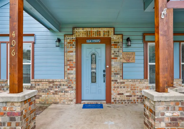 Photo 2 of Single family home for sale at 406 W Elm St, Collinsville, TX 76233 | MLS# 21250104 | Listing updated on 2026-08-28