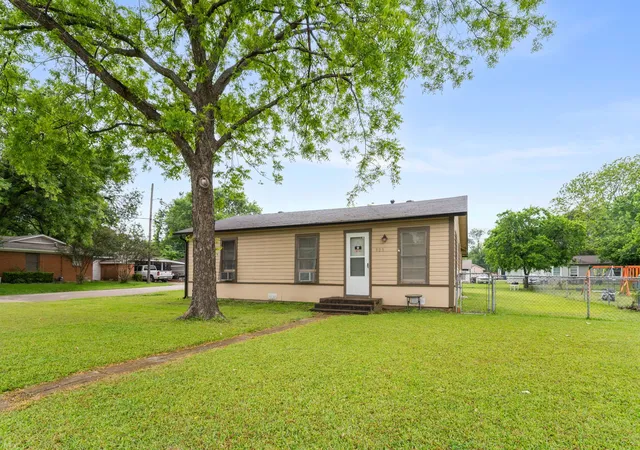 Photo 1 of Sale Pending at 909 S Carlton St, Ennis, TX 75119 | MLS# 21249658 | Listing updated on 2026-07-14