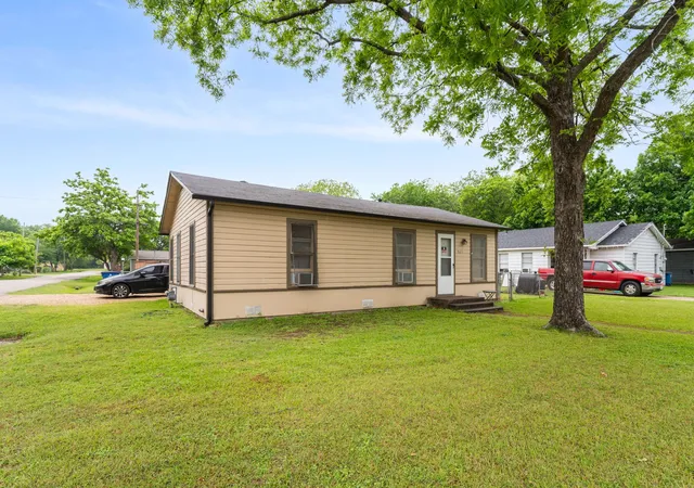 Photo 2 of Sale Pending at 909 S Carlton St, Ennis, TX 75119 | MLS# 21249658 | Listing updated on 2026-07-14