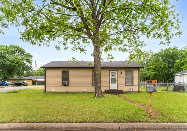 Photo 3 of Sale Pending at 909 S Carlton St, Ennis, TX 75119 | MLS# 21249658 | Listing updated on 2026-07-14