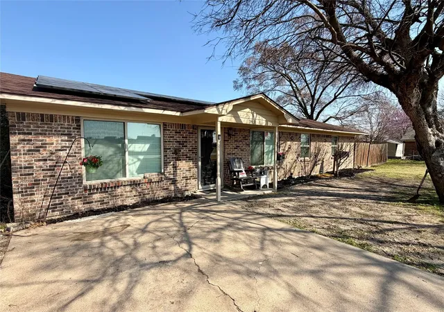 Photo 1 of Single family home for sale at 305 S 1st St, Crandall, TX 75114 | MLS# 21250202 | Listing updated on 2026-07-22