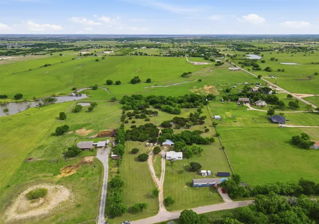 Homes for sale in Godley, TX | 5505 Comanche Dr, Godley, TX 76044 | MLS# 21247528