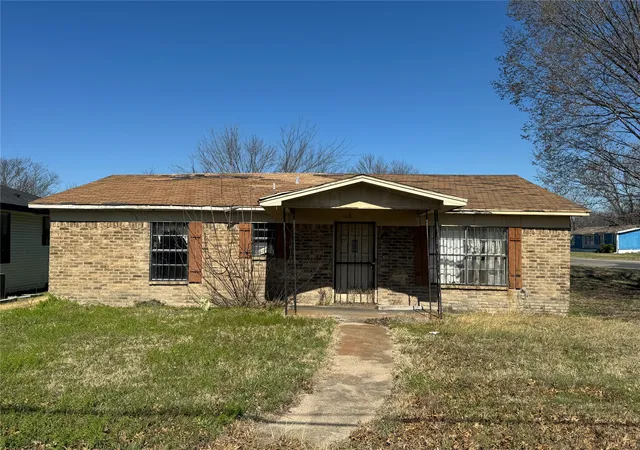 Photo 1 of Sale Pending at 1118 E 13th Ave, Corsicana, TX 75110 | MLS# 21250355 | Listing updated on 2026-08-29