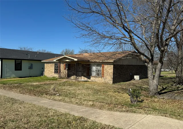 Photo 2 of Sale Pending at 1118 E 13th Ave, Corsicana, TX 75110 | MLS# 21250355 | Listing updated on 2026-08-29
