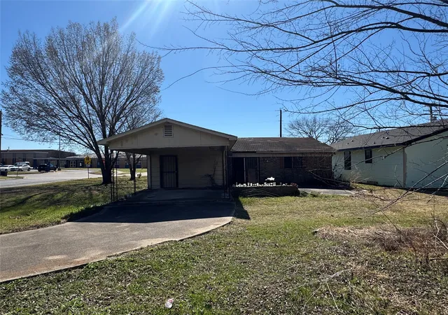 Photo 3 of Sale Pending at 1118 E 13Th Ave, Corsicana, TX 75110 | MLS# 21250355 | Listing updated on 2026-08-29