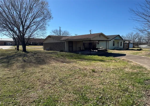 Photo 5 of Sale Pending at 1118 E 13th Ave, Corsicana, TX 75110 | MLS# 21250355 | Listing updated on 2026-08-29
