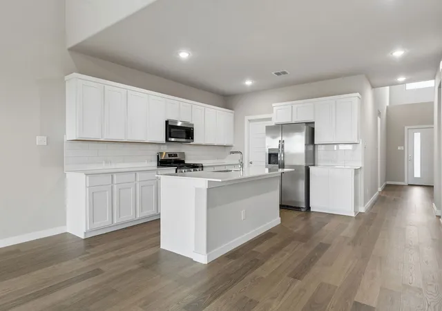 Photo 4 of Sale Pending at 485 Hocking Hills Dr, Waxahachie, TX 75165 | MLS# 21250462 | Listing updated on 2026-08-31