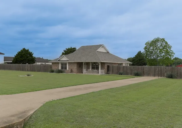 Photo 3 of Single family home for sale at 339 Meadow Ln, Red Oak, TX 75154 | MLS# 21250541 | Listing updated on 2026-07-17