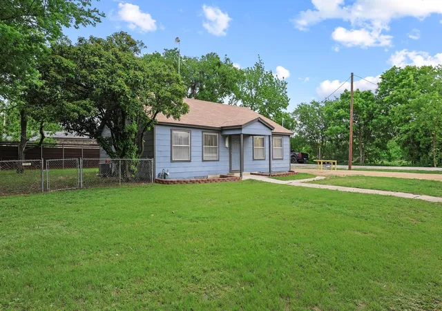 Homes for sale in Trenton, TX | 312 E Saunders St, Trenton, TX 75490 | MLS# 21240902