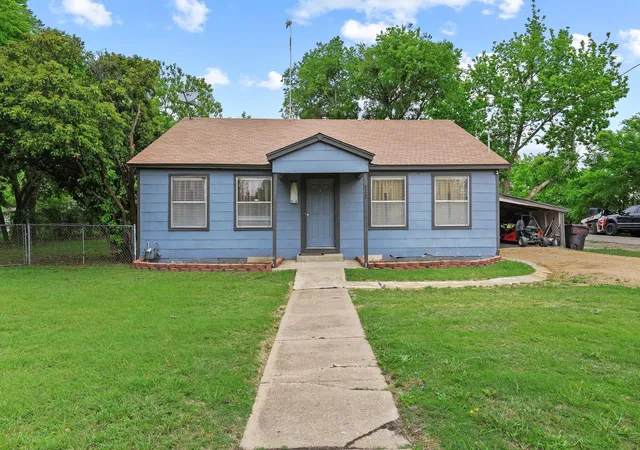 Homes for sale in Trenton, TX | 312 E Saunders St, Trenton, TX 75490 | MLS# 21240902