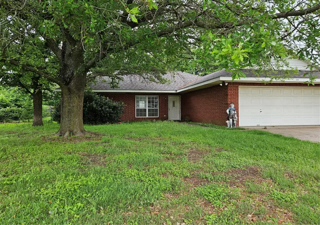 Homes for sale in Lacy Lakeview, TX | 114 Silver Fox, Lacy Lakeview, TX 76705 | MLS# 21250539