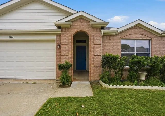 Photo 3 of Sale Pending at 8424 Horse Whisper Ln, Fort Worth, TX 76131 | MLS# 21250343 | Listing updated on 2026-07-15