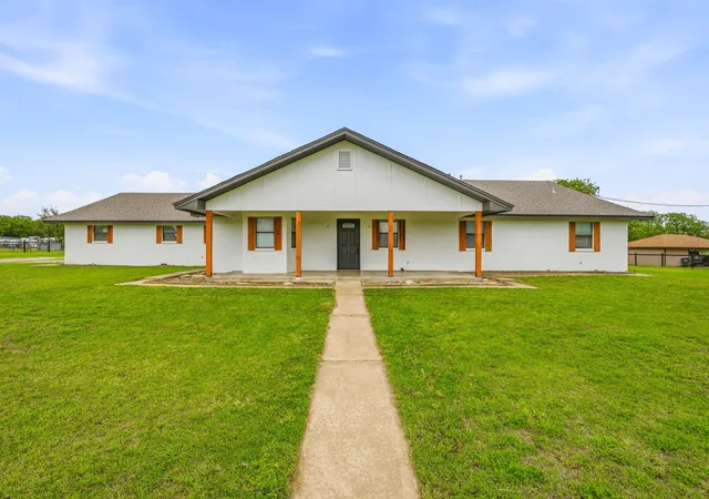 Photo 3 of Single family home for sale at 621 County Road 484, Stephenville, TX 76401 | MLS# 21250844 | Listing updated on 2026-08-28