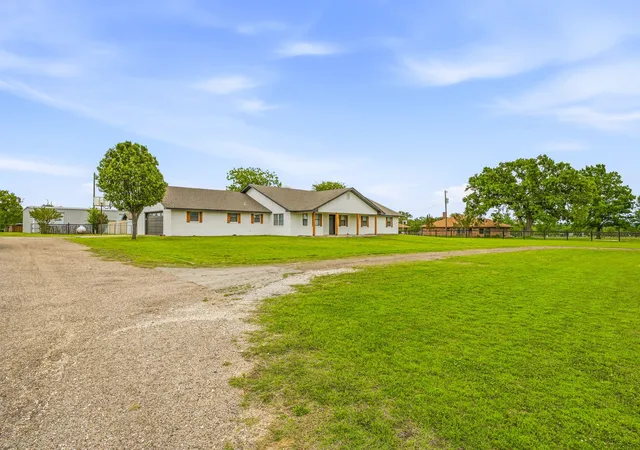 Photo 3 of Single family home for sale at 621 County Road 484, Stephenville, TX 76401 | MLS# 21250844 | Listing updated on 2026-09-30