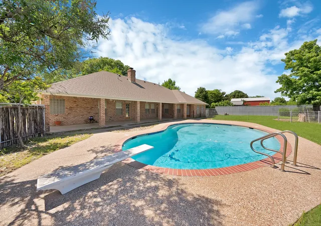 Photo 1 of Single family home for sale at 1815 Newport Rd, Weatherford, TX 76086 | MLS# 21250863 | Listing updated on 2026-08-30
