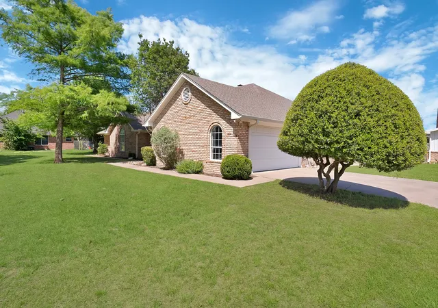 Photo 3 of Single family home for sale at 1815 Newport Rd, Weatherford, TX 76086 | MLS# 21250863 | Listing updated on 2026-08-30