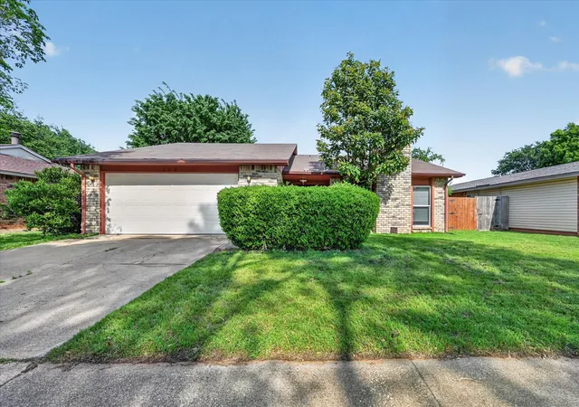 Photo 1 of Single family home for sale at 2705 Treeview Dr, Arlington, TX 76016 | MLS# 21251094 | Listing updated on 2026-10-07